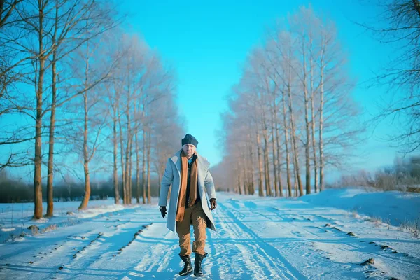 Hombre Moda Estilo Abrigo Invierno Caminar Sobre Telón Fondo Del — Foto de Stock