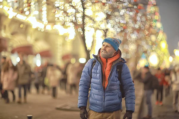 Hipster Santa Noche Ciudad Joven Con Barba Viaja Por Europa —  Fotos de Stock