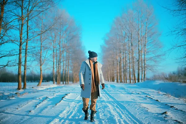 Homem Moda Estilo Casaco Inverno Caminhar Contra Pano Fundo Paisagem — Fotografia de Stock