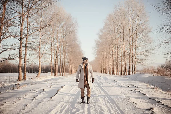 Homem Moda Estilo Casaco Inverno Caminhar Contra Pano Fundo Paisagem — Fotografia de Stock