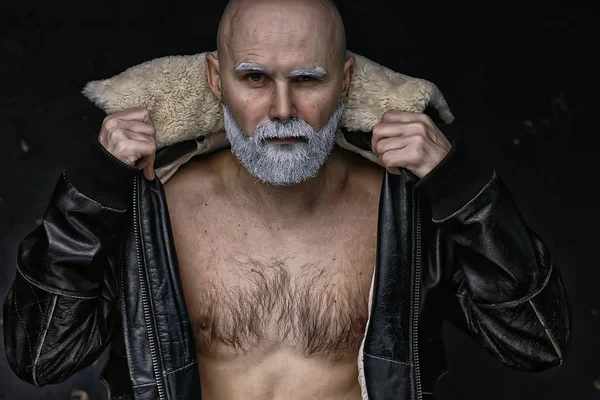 冬服であごひげを生やした残忍な男 灰色のひげを持つ肖像画の人 ヒップスター暖かい服冬 — ストック写真
