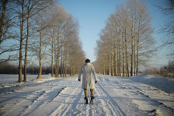 Homem Moda Estilo Casaco Inverno Caminhar Contra Pano Fundo Paisagem — Fotografia de Stock