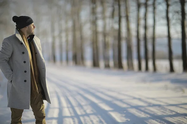 Hombre Moda Estilo Abrigo Invierno Caminar Sobre Telón Fondo Del — Foto de Stock