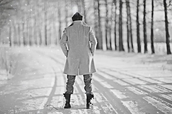 Модний Чоловік Пальто Зимовому Стилі Йде Тлі Зимового Пейзажу Сніжної — стокове фото