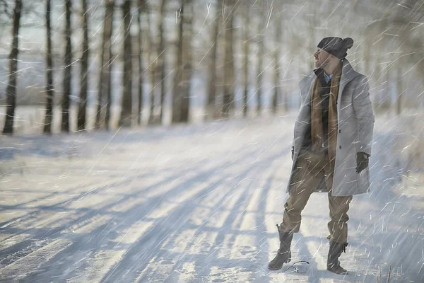 Divatos Férfi Egy Kabát Téli Stílusban Séta Háttérben Téli Táj — Stock Fotó