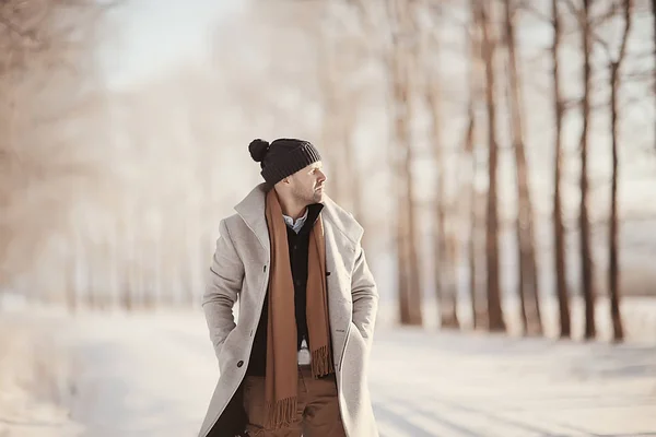 Hombre Moda Estilo Abrigo Invierno Caminar Sobre Telón Fondo Del — Foto de Stock