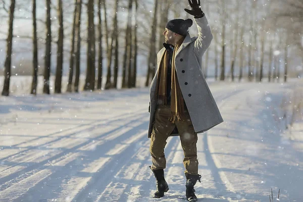 Divatos Férfi Egy Kabát Téli Stílusban Séta Háttérben Téli Táj — Stock Fotó