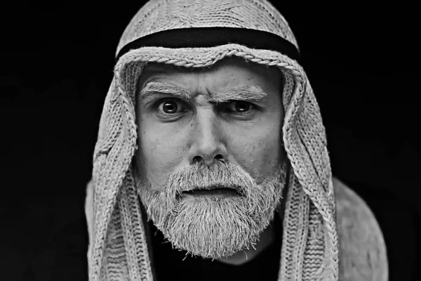 化妆男子与胡子 概念东方肖像在传统礼服 白发白胡子在阿拉伯男子 — 图库照片