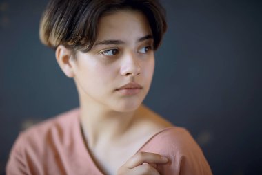 kız portre genç yetişkin / güçlü bir karakter, stüdyo kontrast portre ile bir kız alışılmadık portre