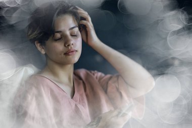 yetişkin kız kağıt kalem / güzel bir genç kız öğrencinin portresi, sanat okulu eğitimi, sanat eğitimi kavramı üzerine çizer