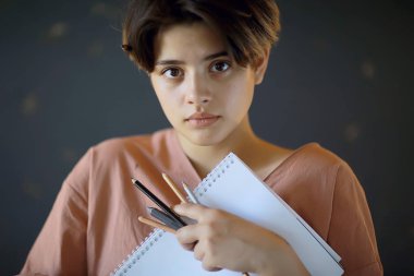 bir tasarımcı kız portresi / güzel bir genç profesyonel kız meslek portresi, koçluk eğitimi, tasarım, sanat