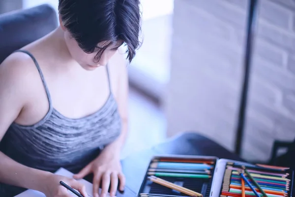 Erwachsenes Mädchen Zeichnet Mit Bleistift Porträt Einer Schönen Jungen Studentin — Stockfoto