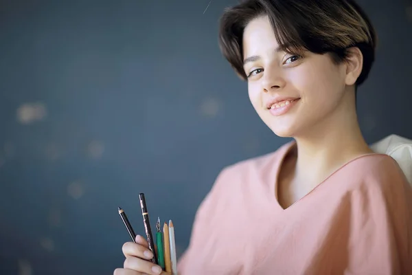 Niña Adulta Basa Lápices Papel Retrato Una Hermosa Joven Estudiante — Foto de Stock