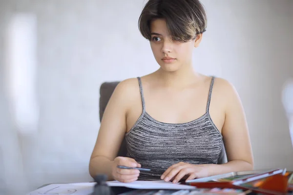 Niña Adulta Basa Lápices Papel Retrato Una Hermosa Joven Estudiante — Foto de Stock