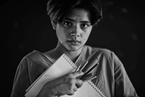 ポートレートガールアーティスト 貧しい女の子のジャンルの肖像画 トレーニング アートの概念 美術学校 十代の少女 — ストック写真
