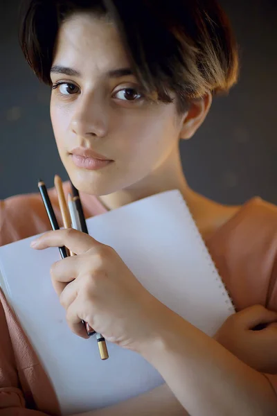 Gadis Dewasa Menggambar Pensil Kertas Potret Seorang Siswa Perempuan Muda — Stok Foto
