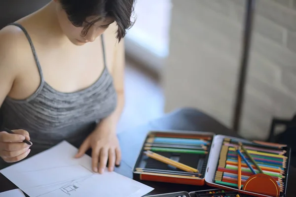 Erwachsenes Mädchen Zeichnet Mit Bleistift Porträt Einer Schönen Jungen Studentin — Stockfoto