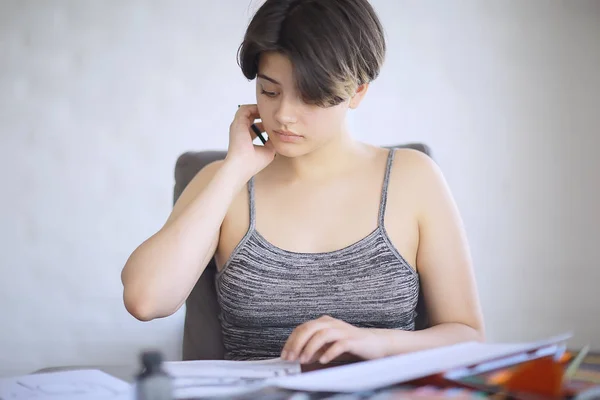 Niña Adulta Basa Lápices Papel Retrato Una Hermosa Joven Estudiante — Foto de Stock