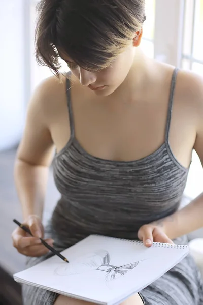 一个设计师女孩的肖像 一个美丽的年轻职业女孩的职业肖像 教练教育 — 图库照片