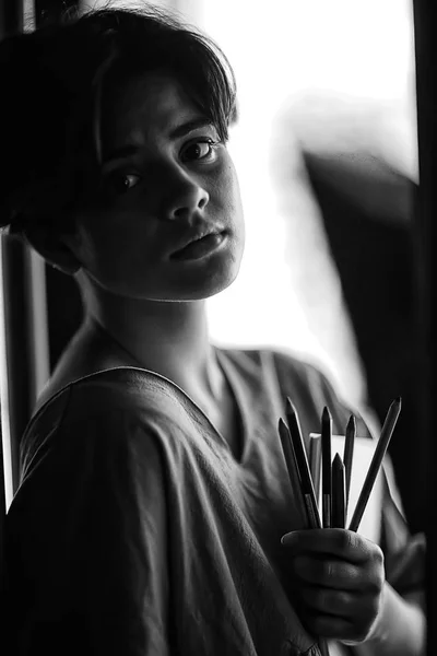 Ενήλικος Κορίτσι Αντλεί Χαρτί Μολύβια Πορτραίτο Μιας Όμορφης Νεαρής Γυναίκας — Φωτογραφία Αρχείου