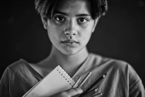 肖像女孩艺术家 流派肖像一个贫穷的女孩 艺术的概念 艺术学校 青少年女孩 — 图库照片