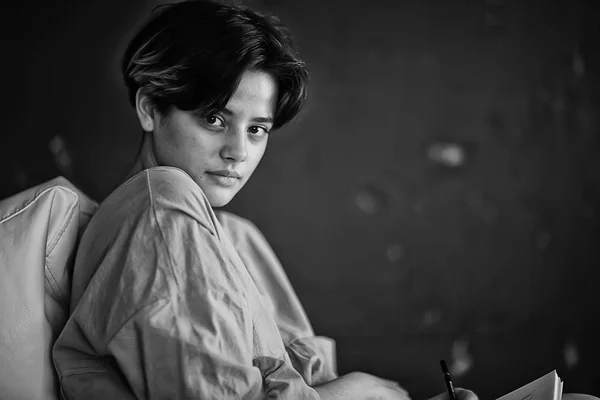 Retrato Menina Jovem Adulto Retrato Incomum Uma Menina Com Personagem — Fotografia de Stock