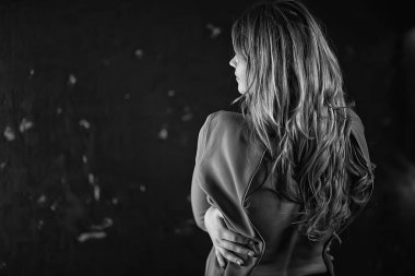 arkadan kız modeli görünümü / güzel seksi sarışın çıplak geri çıplak