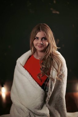 Evde poz veren genç sarışın güzel uzun saçlı.