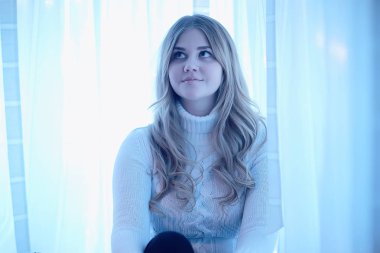 sevimli sarışın kazak portre / kış bakmak, soğuk sezonda uzun saçlı güzel model portresi