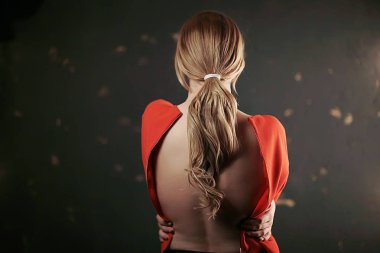 arkadan kız modeli görünümü / güzel seksi sarışın çıplak geri çıplak