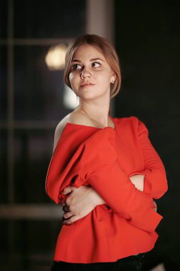 mütevazı seksi genç model / yetişkin kız stüdyoda poz, güzel sarışın