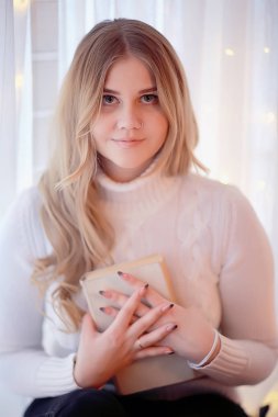 sevimli sarışın kazak portre / kış bakmak, soğuk sezonda uzun saçlı güzel model portresi