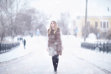 bir kış parkı noel kız yürümek / güzel model kış sezonunda poz şehir parkı yürümek