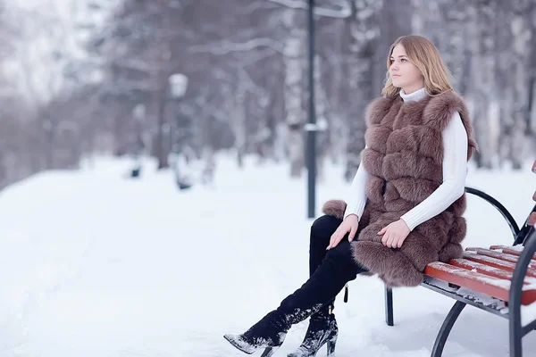 Promenad Vinterpark Christmas Girl Vacker Modell Poserar Vintersäsongen Walk City — Stockfoto