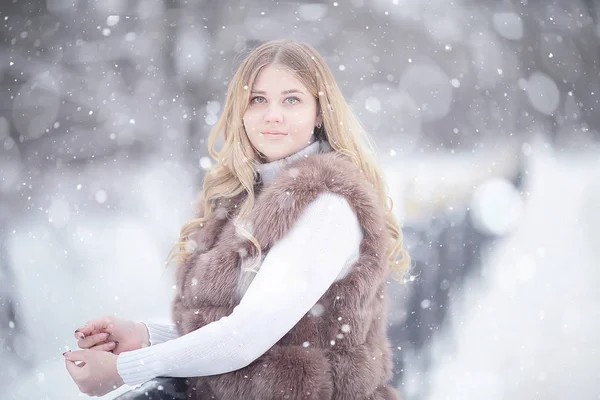 冬季金发女郎 年轻的成年模特儿 金发女郎 有着长长的秀发 在冬季装扮 — 图库照片