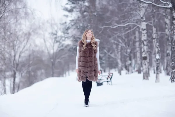 Inverno Bionda Giovane Modella Adulta Bionda Con Lunghi Bei Capelli — Foto Stock