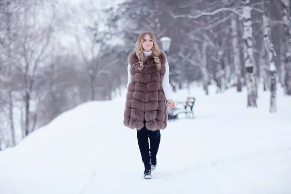 Κορίτσι Ένα Γούνινο Γιλέκο Περπατάει Χειμώνα Έξω Ενήλικος Νεαρό Μοντέλο — Φωτογραφία Αρχείου