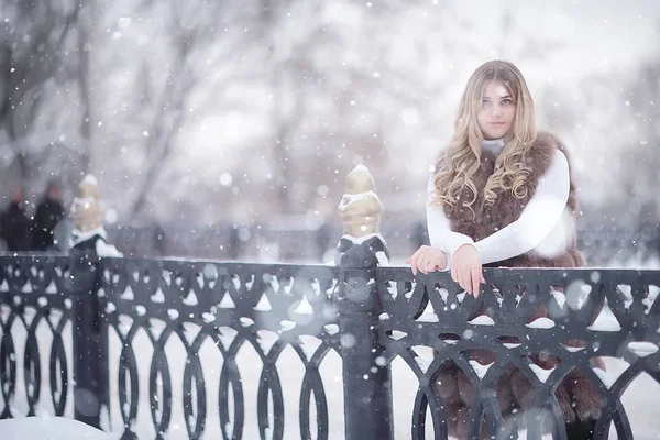 Wandeling Een Winter Park Kerst Meisje Mooi Model Poseren Het — Stockfoto