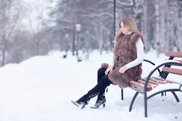 Ragazza Gilet Pelliccia Passeggiate Inverno Fuori Adulto Giovane Modello Inverno — Foto Stock