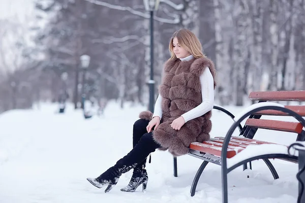 Wandeling Een Winter Park Kerst Meisje Mooi Model Poseren Het — Stockfoto