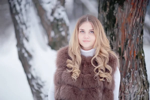 Caminhar Parque Inverno Menina Natal Modelo Bonito Posando Estação Inverno — Fotografia de Stock