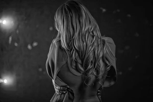 Дівчина Модель Вид Ззаду Красива Сексуальна Блондинка Гола Спина Оголена — стокове фото