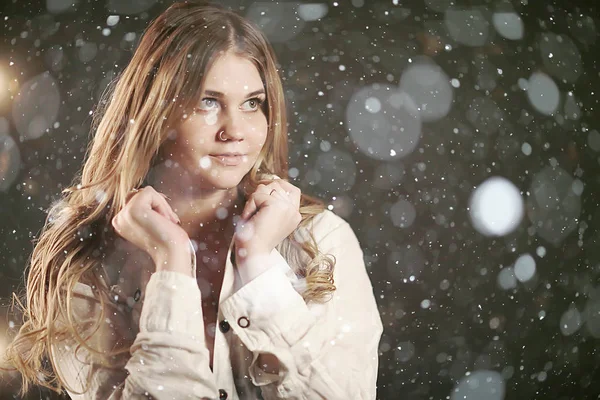 冬の肖像画のセクシーな大人の女の子 季節の冷たい肖像画とともに雪 美しいモデルポーズ 長いブロンドの髪 — ストック写真