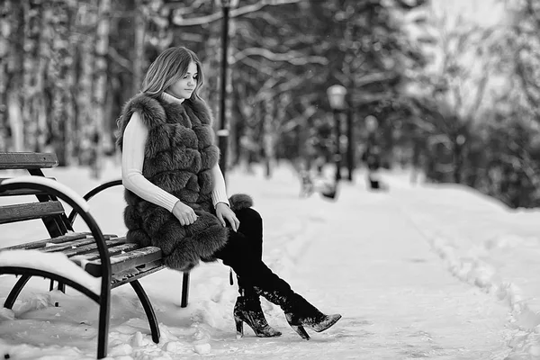 Κορίτσι Ένα Γούνινο Γιλέκο Περπατάει Χειμώνα Έξω Ενήλικος Νεαρό Μοντέλο — Φωτογραφία Αρχείου