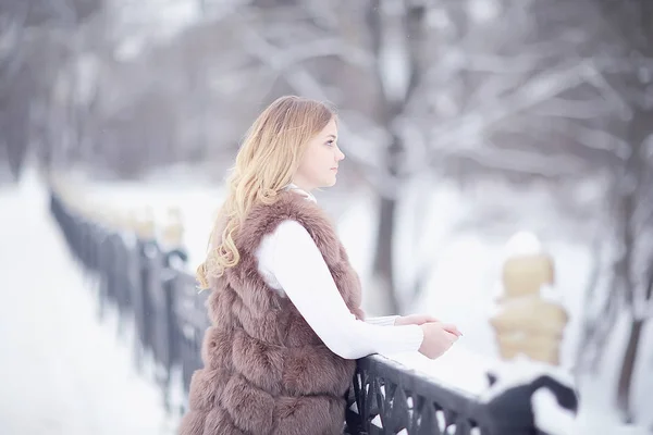 Девушка Меховом Жилете Прогулки Зимой Снаружи Взрослая Молодая Модель Зимней — стоковое фото