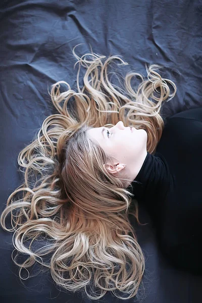 Portrait Blonde Cheveux Longs Modèle Sexy Posant Avec Les Cheveux — Photo