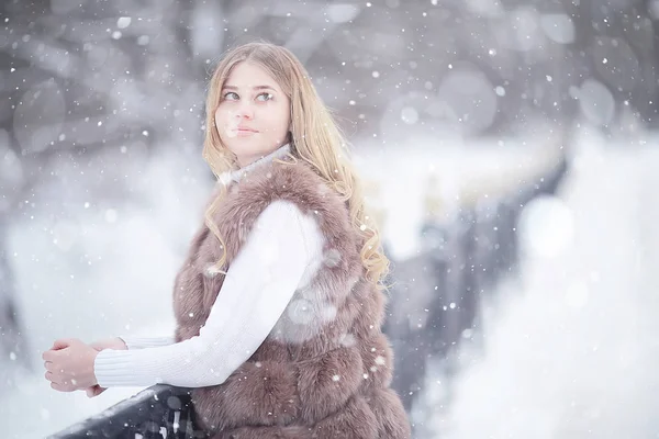 Passeggiata Parco Invernale Ragazza Natale Bella Modella Posa Nella Stagione — Foto Stock