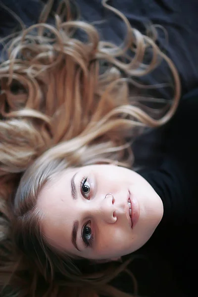Cute Blond Sweter Portret Zimowy Wygląd Portret Pięknego Modelu Długimi — Zdjęcie stockowe
