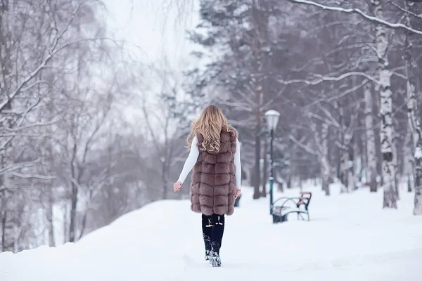 Lány Egy Prémes Mellény Sétál Télen Kívül Felnőtt Fiatal Modell — Stock Fotó