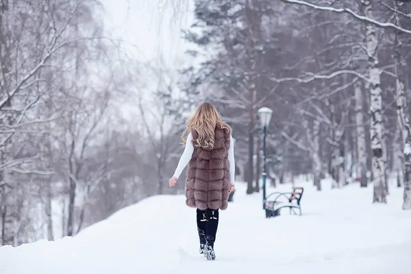 Ragazza Gilet Pelliccia Passeggiate Inverno Fuori Adulto Giovane Modello Inverno — Foto Stock